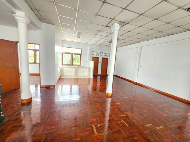 รร.เตรียมอุดมศึกษาน้อมเกล้า 500ม.ให้เช่าบ้านเดี่ยว 2 ชั้น 40ตร.วา. 160ตร.ม. 3นอน 2 น้ำ รร.นานาชาติฮีทฟิลด์ 1กม. MRT สัมมากร 1กม.