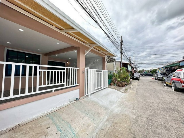 ขายหมู่บ้านพฤกษา 3  ถนนวัดลาดปลาดุก บางบัวทอง นนทบุรี  ที่ตั้ง : ต.บางคูรัด อ.บางบัวทอง จ.นนทบุรี  11110ขนาดพื้นที่ : 18 ตารางวา รายละเอียดชื่อโครงการ : หมู่บ้านพฤกษา​3ตะวันออกเฉียงใต้ รูปแบบ : ทาวน์เฮ้าส์ชั้นเดียวจำนวน : 2 ห้องนอน​ 1 ห้องน้ำ 1 ห้องครัว 1 ที่จอดรถฮาส์ชั้นเดียว  ตกแต่งใหม่พร้อมอยู่ ทำเลดีใกล้ชุมชนมีสวนสาธารณะ สนามเด็กเล่นเดินทางสะดวก เข้าออกได้หลายทางมี