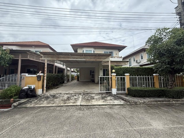 ขายถูกบ้านเดี่ยว 2 ชั้น หมู่บ้าน ชวนชื่นกรีนบาวด์ กรุงเทพ-ปทุม  Chuan Chuen Green Bowdler- Pathum ขนาด 56.4 ตรว. 3 นอน 3 น้ำ บ้านสวย  ใกล้เซ็นทรัล แจ้งวัฒนะที่ตั้ง :  ถนนกรุงเทพฯ-ปทุม ต.บางคูวัด อ.เมือง จ.ปทุมธานี 12000-  เนื้อที่ 56.4 ตร.ว. พื้นที่ใช้สอย  165  ตร.ม.-  3 ห้องนอน 3 ห้องน้ำ    ของแถม• แอร์ 4 เครื่อง• ปั๊มน้ำ + แท้งก์น้ำ• ครัว ตู้เย็น + ซิงค์ล้างจาน• ห้องน้ำแยกโซนเปียก–แห้ง พร้อมเครื่องทำน้ำอุ่นสองห