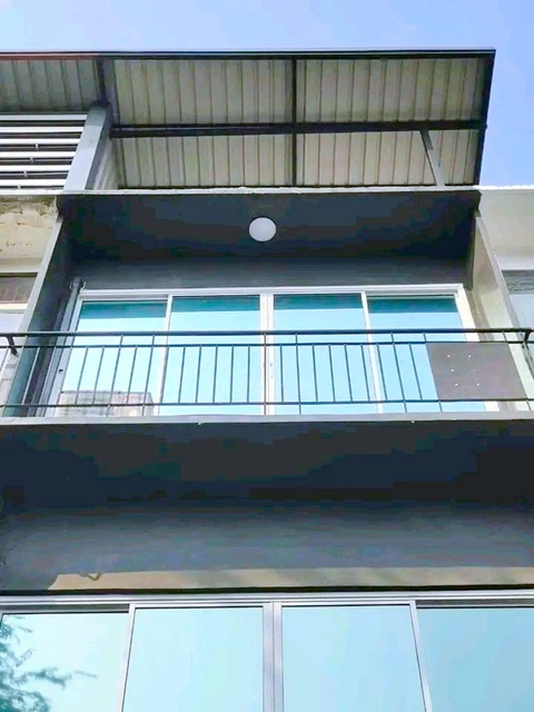 ประชาชื่น 30-38  ม.ธุรกิจบัณฑิตย์ 2.0 กม. 3 นอน 3 น้ำ ให้เช่าทาวน์เฮ้าส์ 3 ชั้น MRT วงศ์สว่าง 2.0 กม. ตลาดบองมาร์เช่ 1.2 กม