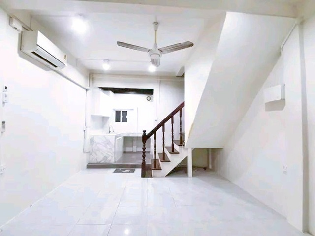 ประชาชื่น 30-38  ม.ธุรกิจบัณฑิตย์ 2.0 กม. 3 นอน 3 น้ำ ให้เช่าทาวน์เฮ้าส์ 3 ชั้น MRT วงศ์สว่าง 2.0 กม. ตลาดบองมาร์เช่ 1.2 กม