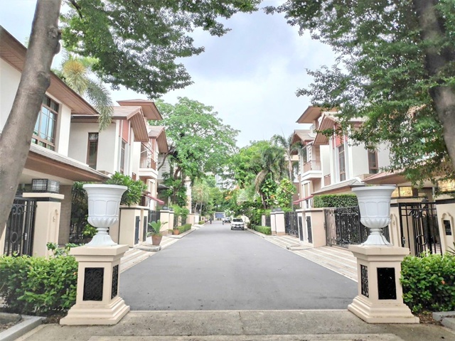 รพ.สุขุมวิท 400ม. ทองหล่อ เอกมัย BTS พระโขนง 500 ม.4นอน ให้เช่าบ้านเดี่ยว 3 ชั้น สุดหรู พร้อมสระว่ายน้ำส่วนตัว