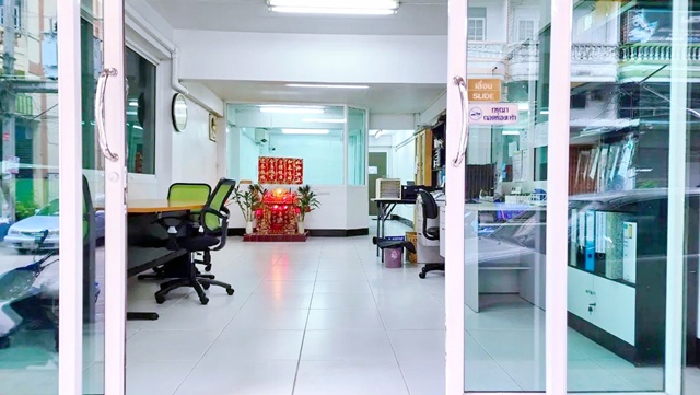 ตลาดหน้าหมู่บ้านเศรษฐกิจ 450 ม. วิคตอเรีย การ์เด้นส์ 755 ม. ตลาดอุ่นเรือน 800 ม. 2น้ำ ให้เช่าสำนักงานชั้น 1 พร้อมเฟอร์ฯ 2 ห้อง