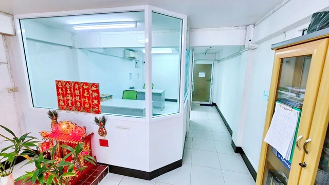 วิคตอเรีย การ์เด้นส์ 755 ม. ตลาดอุ่นเรือน 800 ม. 2น้ำ ให้เช่าสำนักงานชั้น 1 พร้อมเฟอร์ฯ 2 ห้อง ตลาดหน้าหมู่บ้านเศรษฐกิจ 450 ม.