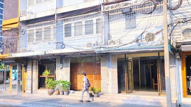 ม.กรุงเทพ คลองเตย 900 ม.ทำเลดี ติดถนนใหญ่ เหมาะกับธุรกิจทุกประเภท หรือสำนักงาน 20 นอน 20 น้ำ เดินทางสะดวก