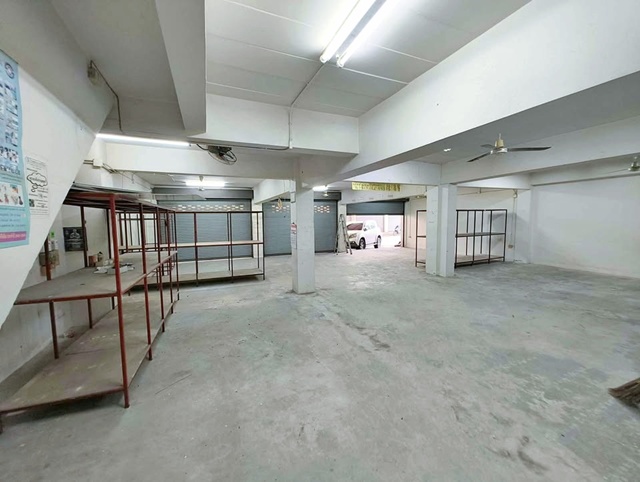 MRTท่าพระ 2.2 กม. 1 นอน จรัญฯ 11-15 MRT จรัญฯ 13 1 กม. ให้เช่าอาคารพาณิชย์ 3 คูหาทะลุกัน กว้างขวาง เหมาะกับเป็นโกดังขนาดกลาง  สต็อกสินค้า