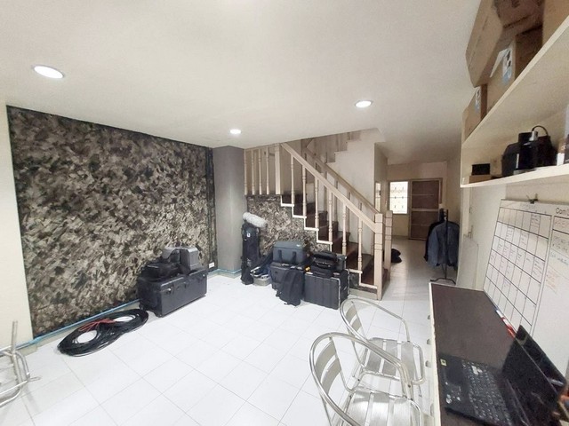 ให้เช่าทาวน์โฮม 3 ชั้น 4 ห้องนอน รามอินทรา 34 รีโนเวหใหม่ เลียบทางด่วนรามอินทรา **รับจดทะเบียน, รับสัตว์เลี้ยง