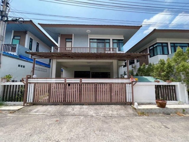 TEL:088-559 5199 คุณเอLine:https://line.me/ti/p/C0eGe0whLXขาย และ ให้เช่า บ้านเดี่ยว 2 ชั้น ศรีราชาหมู่บ้านโกลเด้นทาวน์ วังหิน-เขาแตงอ่อน ทำเลดี ใจกลางเมือง ใกล้แหล่งชุมชน เดินทางสะดวก น้ำไม่ท่วมราคาเช่า: 20,000 บาท/เดือน(สัญญา 1 ปี, มัดจำ 2 เดือน, ล่วงหน้า 1 เดือน)ราคาขาย: 3.59 ล้านบาทค่าโอนคนละครึ่ง (50/50)พื้นที่ 45 ตร.ว.3 ห้องนอน | 3 ห้องน้ำที่จอดรถ 2 คันเฟอร์นิเจอร์ครบ- แอร์ 4 เครื่อง- โต๊ะ, ตู้, เตียง- ครัวบิวท์อิน