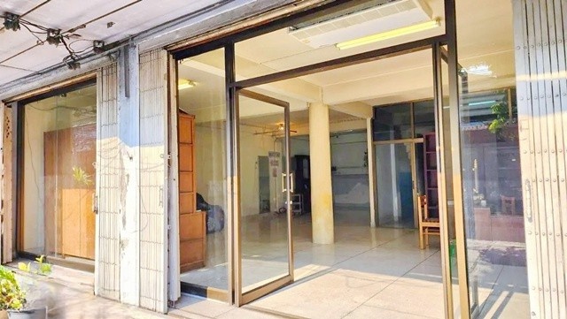 ม.กรุงเทพ คลองเตย 900 ม.เกตเวย์เอกมัย 375 ม. 20 นอน 20 น้ำ ทำเลดี ติดถนนใหญ่  เหมาะกับธุรกิจทุกประเภท หรือสำนักงาน