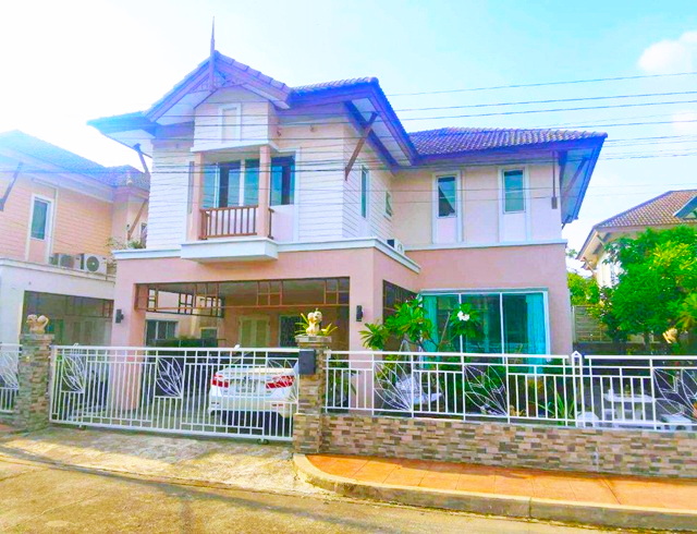 คาราโอเกะซิตี้ 350ม.หรูหรา เซ็นทรัล อีสต์วิลล์ 1.7 กม.  เลียบทางด่วนเอกมัย-รามอินทรา ให้เช่าบ้านเดี่ยว 2 ชั้น 72ตร.วา.282ตร.ม.