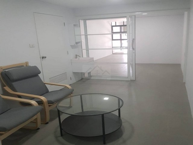 ให้เช่าโฮมออฟฟิศ 4.5 ชั้น 500 ตรม. ติดถนนพระราม 9 ปากซอย 49 ใกล้เดอะไนน์พระราม9 แต่งครบ พร้อมใช้