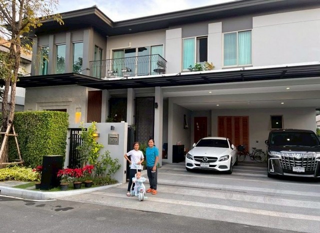 LV53236 ให้เช่า บ้านเดี่ยว โครงการ Grand Bangkok Boulevard ศรีนครินทร์ (ข้างๆซอย ศรีนครินทร์ 38) ติดถนนใหญ่ศรีนครินทร์ และจุดขึ้นลงสถานีรถไฟฟ้าสายสีเหลืองราคาเช่า : 160,000 บาท/เดือนที่ตั้ง :  ติดถนนศรีนครินทร์ แขวงหนองบอน เขตประเวศ กทม.ชื่อโครงการ : แกรนด์ บางกอก บูเลอวาร์ด ศรีนครินทร์ / Grand Bangkok Boulevard Srinakarinรายละเอียด :- ขนาดบ้าน 88 ตร.ว. - พื้นที่ใช้สอย 320 ตร.ม.- ทิศ เหนือ- 3 ห้องนอน - 4 ห้องน้ำ +ห้องนอนและ