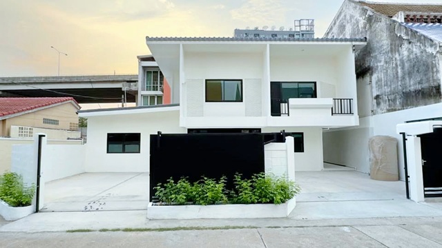 เดอะมอลล์ รามคำแหง 1.6 กม. พัฒนาการ8-14 ให้เช่าบ้านเดี่ยว 2 ชั้น  62ตร.วา. 242ตร.ม. ย่านเอก. 3นอน ARLรามคำแหง 700ม. 3 น้ำ  