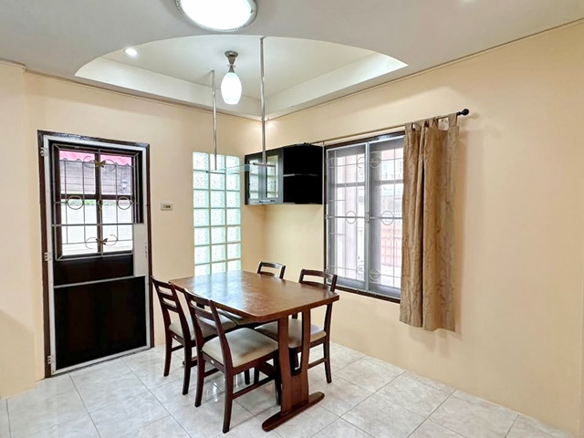 โลตัส ถนนเก้ากิโล ศรีราชา 900 ม.  ให้เช่าบ้าน 2 ชั้น ตลาดศุภฤกษ์ 1.9กม. 35ตร.วา. 280ตร.ม. 4นอน ม.เกษตรศาสตร์ ศรีราชา 2.5กม. พร้อมเฟอร์ฯ