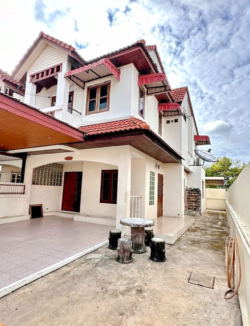 พร้อมเฟอร์ฯ โลตัส ถนนเก้ากิโลม.เกษตรศาสตร์ ศรีราชา 2.5กม. ศรีราชา 900 ม. ให้เช่าบ้าน 2 ชั้น ตลาดศุภฤกษ์ 1.9กม. 36ตร.วา. 286ตร.ม. 4นอน 