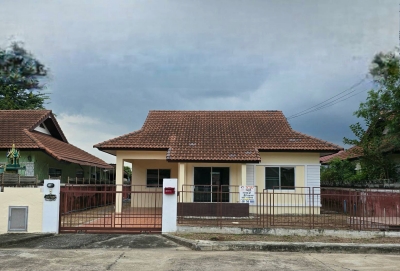 ขายบ้านเดี่ยว เค.ซี.สุวินทวงศ์2 (K.C. suwinthawong2) พื้นที่68ตารางวา สภาพดี  หน้าโครงการ ตรงข้ามสวน  รหัสทรัพย์ : SH 1084 ลดพิเศษ ราคา : 1,940,000 บาท  (หนึ่งล้านเก้าแสนสี่หมื่นบาทถ้วน) พิกัด : https://maps.app.goo.gl/LxmUaPG2TnmXMBKN6  รายละเอียด : บ้านเดี่ยว 1 ชั้น โครงการหมู่บ้าน เค.ซี. สุวินทวงศ์2 (K.C. Suwinthawong2) ถนนสุวินทวงศ์  เชื่อมต่อถนนสุขาภิบาล3  สภาพบ้านปรับปรุงใหม่  แอร์ ผ้าม่าน ทั้งหลังพร้อมเข้าอยู่ สภาพดี ไม่ต้องป