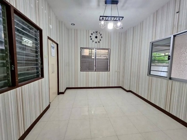 บ้านดีบ้านสวยชลบุรีราคาถูก บ้านเดี่ยว 2 ชั้นหลังใหญ่ ขายด่วนบ้านแกรนด์วิลเลจชลบุรี บน​เนื้อที่​ 51 ตรว​ หัวมุม