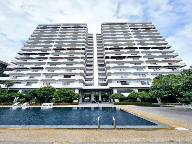 F0147 ขายคอนโดหรูติดทะเลจอมเทียน โครงการ The Riviera Jomtien ทำเลทองใจกลางถนนจอมเทียนสาย 2 ห้องชุดเลขที่ 29/483 ชั้น 19 พื้นที่ใช้สอย 34.40 ตร.ม.รายละเอียดห้อง : 1 ห้องนอน 1 ห้องน้ำ 1 ห้องครัว ขายพร้อมเฟอร์นิเจอร์ครบครัน เข้าอยู่ได้ทันที ราคาขายเพียง 3,000,000 บาทคอนโดหรูวิวสวย ใกล้ชายหาด บรรยากาศพักผ่อนสุดพิเศษ พร้อมสิ่งอำนวยความสะดวกครบครันของโครงการ สอบถามเพิ่มเติมโทร: 062-978-1942 ไลน์: 0629781942 อ