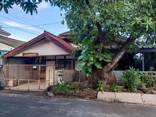 รายละเอียด????ขายบ้านเดี่ยว ชั้นเดียว หมู่บ้านริมสวน รามคำแหง 148 ห่างจากถนนรามคำแหงแค่ 650 เมตร ใกล้รถไฟฟ้าสายสีส้ม-สถานีน้อมเกล้า       ราคาดีกว่านี้ไม่มีอีกแล้ว ทำเลดี ราคาแบบนี้หายาก บอกเลย สนใจรีบนัดชมนะคะ????รายละเอียดทรัพย์:เนื้อที่ 28 ตรว.ห้องนอน 2 ห้องห้องน้ำ 1 ห้อง ห้องนั่งเล่น 1 ห้องห้องครัว 1 ห้องแถม แอร์  1 ตัว***ราคาขาย 1,950,000 บาท (ปรับลดจากราคา 2,000,000 บาท)ค่าใช้จ่ายใ�