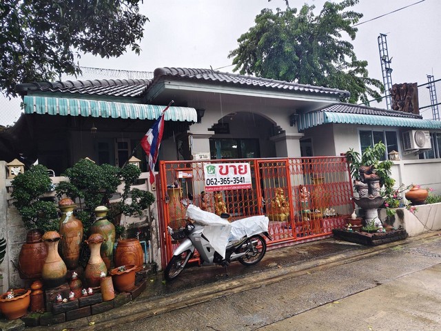 ขายด่วน บ้านเดี่ยว ชั้นเดียว หมู่บ้านริมสวน รามคำแหง 148 รีโนเวทใหม่พร้อมอยู่ ห่างจากถนนรามคำแหงแค่ 650 เมตร ใกล้รถไฟฟ้า หลังริม✅รายละเอียดทรัพย์:บ้านเดี่ยว ชั้นเดียว รีโนเวท พร้อมอยู่ หลังริมเนื้อที่ 34 ตรว.ห้องนอน 2 ห้องห้องน้ำ 2 ห้อง ห้องนั่งเล่น 2 ห้องห้องครัว 1 ห้องแอร์ 5 ตัว***ราคาขาย  2,700,000 บาทที่ตั้ง : ซอย รามคำแหง 148 แขวงราษฎร์พัฒนา เขตสะพานสูง กรุงเทพมหานคร 10240 ✅สถ