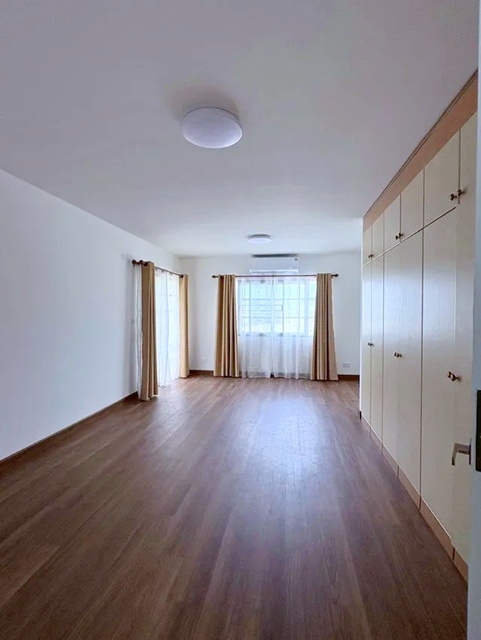 นิคมบางกะดี 500 ม. ฟิวเจอร์พาร์ค รังสิต ถ.ติวานนท์  คฤหาสน์ให้เช่าหลังใหญ่ 2 ชั้น หรูหรา พร้อมสนามหญ้า 150ตร.วา. 310 ตร.ม. 3นอน พร้อมเฟอร์ฯ