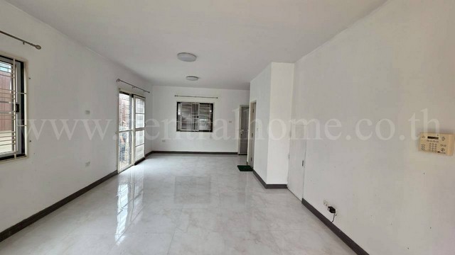 ทาวน์โฮม โมดิ วิลล่า ถนนบางนา-ตราด บางนา ( ซอยเอแบค ) หลังมุม