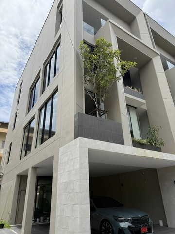  ให้เช่าPENTHOUSE Master Bedroom   4 ชั้น แอร์ทุกชั้น  527 ตารางเมตร มีลิฟท์ส่วนตัว  หลังCentral eastville