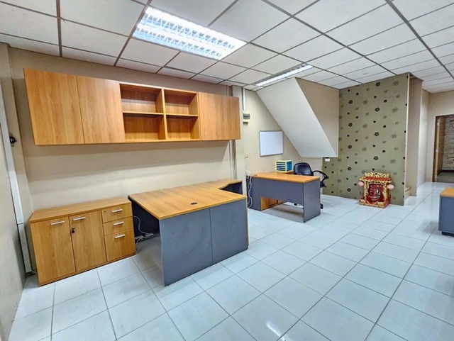 ARLลาดกระบัง 585ม. รร.สารสาสน์วิเทศ ร่มเกล้า 2 กม.ร่มเกล้า 50-60 ให้เช่าโฮมออฟฟิศ 2 ชั้น สำนักงาน 32ตร.วา. 242ตร.ม. 3นอน ทำเลใกล้สนามบิน