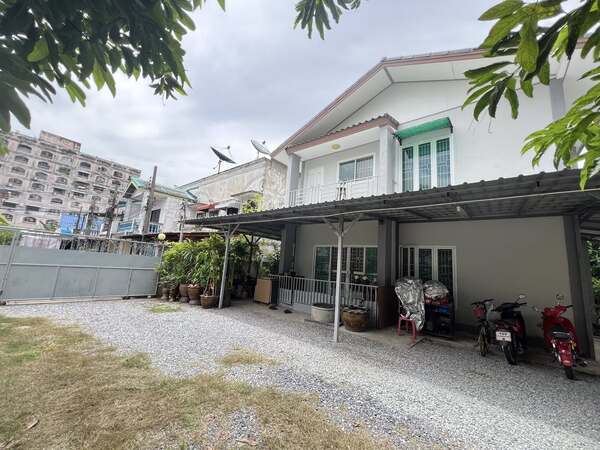 ที่ดิน + สิ่งปลูกสร้าง (บ้านเดี่ยว 2 ชั้น )ขนาดที่ 185.1 ตารางวา  เลขที่ 282 (ซอยพึ่งมี 50/24 )ถนนสุขุมวิท (ซอยสุขุทวิท 93) แขวงบางจาก