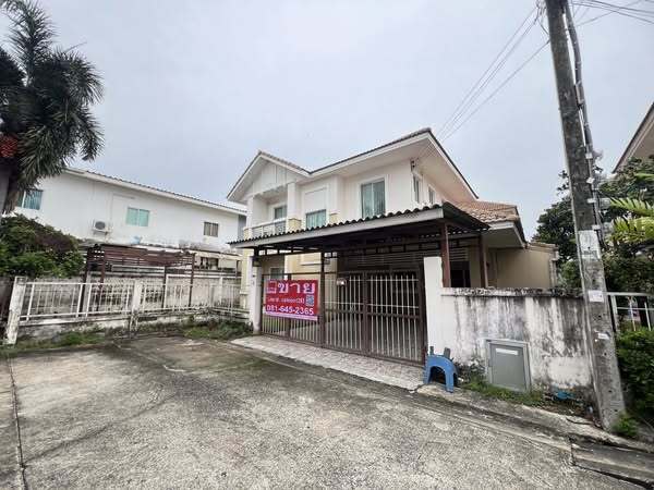 บ้านเดี่ยวโครงการแลนซิโอ วงแหวน-รามอินทรา (ซาฟารี)  เลขที่ 300/94 ซอย 7 ถนนเลียบคลองสอง ตำบลบางชัน อำเภอคลองสามวา กรุงเทพมหานคร 10510 