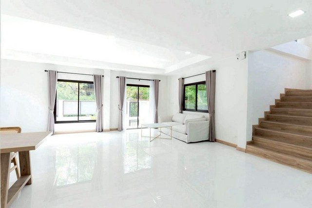 พูลวิลล่า 2 ชั้น ทำเลทอง น้ำไม่ท่วม สันกลาง สันกำแพง