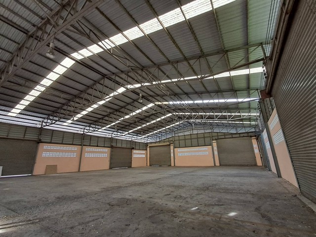  ให้เช่าโกดัง ติดถนน ขนาด 900 ตารางเมตร พื้นที่สีเขียว   อำเภอพานทอง ชลบุรี