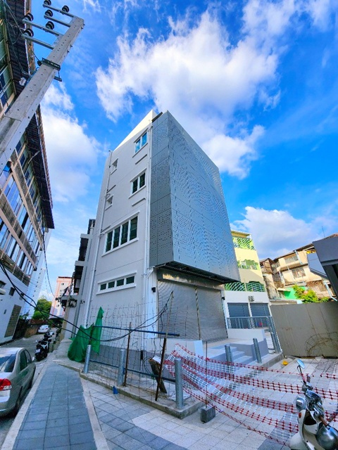 ตีทะลุกัน รีโนเวทใหม่ 72 ตร.วา.รร.นานาชาติบริติชแมนดาริน1.9 กม.ให้เช่าอาคารพาณิชย์ 3 คูหา 4.5 ชั้น ทำเลติดถนนใหญ่ 4 เลน 