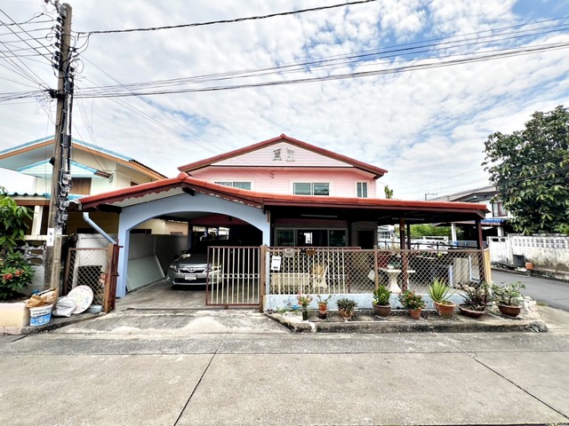 รหัสทรัพย์ 68132บ้านเดี่ยว 2 ชั้น หมู่บ้านอินทรารักษ์ 2  ซอยนวมินทร์ 75 บึงกุ่ม กรุงเทพฯ (หลังมุม)พิกัดที่ตั้ง :  ถนนนวมินทร์ ซอยนวมินทร์78 แขวงคลองกุ่ม เขตบึ่งกุม จังหวัดกรุงเทพฯ รายละเอียดทรัพย์- ที่ดิน 49 ตารางวา พื้นที่ใช้สอยประมาณ 165 ตารางเมตร- บ้านมี 2 ห้องนอน 2 ห้องน้ำ 1 ห้องครัว 1 ห้องรับแขก  (เดิม 3นอน) - จอดรถในบ้านได้ 2 คัน - แถมฟรี เครื่องปรับอากาศจำนวน 3 เครื่อง ทำเลและ