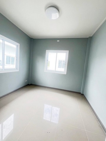 ขายบ้านแฝดชั้นเดียวหนองตำลึงชลบุรี บ้านแฝดชั้นเดียว หมู่บ้าน เจนจิราลิลล์ บนเนื้อที่ 33 ตรว. พื้นที่ใช้สอย : 2 ห้องนอน 2 ห้องน้ำ