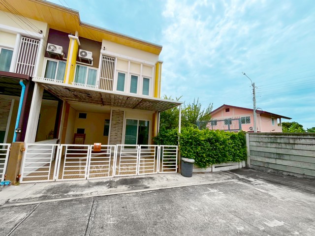 หมู่บ้านโกลเด้นทาวน์ รัตนาธิเบศร์-สถานีรถไฟฟ้าบางพลู เชื่อมต่อถนนรัตนาธิเบศร์ และจุดขึ้นทางด่วน เนื้อที 29.7 ตร.ว. ขายเพียง 2.99 ลบ.