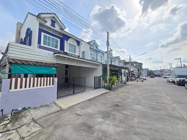 TEL:088-559 5199 คุณเอLine:https://line.me/ti/p/C0eGe0whLXบ้านให้เช่า บ่อวิน – หมู่บ้านประภัสสร 8 เฟส 5ราคาเช่า: 25,000 บาท/เดือนล่วงหน้า 1 เดือนประกัน 2 เดือน3 ห้องนอน 2 ห้องน้ำ1 ห้องเก็บของเฟอร์นิเจอร์และเครื่องใช้ไฟฟ้า:- เครื่องปรับอากาศ 2 ตัว- เครื่องทำน้ำอุ่น 2 ตัว- โซฟา 1 ชุด- เตียงนอน 5 ฟุต 2 เตียง- ตู้เสื้อผ้า 2 ตู้- โต๊ะเครื่องแป้ง 2 ตัว- ชั้นวางทีวี 1 ชุด- ตู้เย็น 1 เครื่อง- โต๊ะทานอาหาร 1 ชุด- ผ้าม่านครบทั้งห