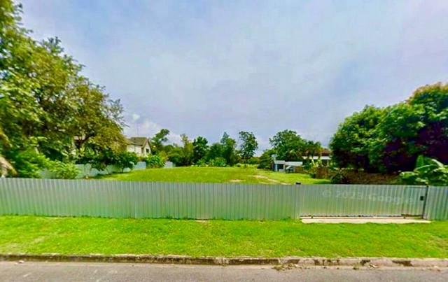 TEL:088-559 5199 คุณเอLine:https://line.me/ti/p/C0eGe0whLXขายที่ดินในสนามกอล์ฟฟีนิกซ์ พัทยาทำเลทอง บ้านอำเภอ - นาจอมเทียนราคาเพียง 9.9 ล้านบาท(ตารางวาละ 24,750 บาท)รายละเอียดที่ดินเนื้อที่ 1 ไร่ผังเมือง สีส้มรูปทรง สี่เหลี่ยมผืนผ้าหน้ากว้างประมาณ 30 เมตรจุดเด่นที่ดินติดถนนราดยาง เดินทางสะดวกไฟฟ้าใต้ดิน ไม่มีเสาไฟเกะกะวิวสนามกอล์ฟสุดร่มรื่น เห็นกรีนชัดเจนมี สระน้ำด้านหลังที่ดินบรรยากาศดี เ