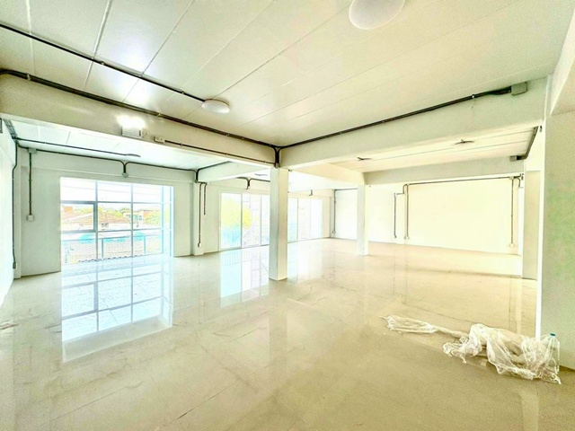 กรุงเทพกรีฑา 3.1 กม. ตีทะลุกัน ใหม่ 74 ตร.วา. 1,170 ตร.ม. ม.นิด้า1.3 กม.4เลน จอดรถให้เช่าอาคารพาณิชย์ 3 คูหา 4.5 ชั้น MRTแยกลำสาลี 800 ม.