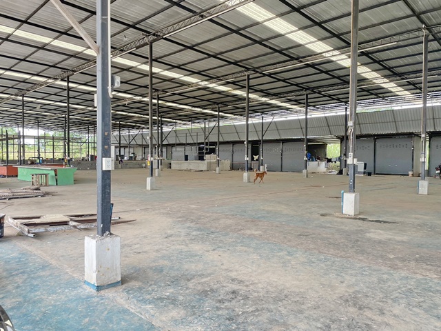 กบินทร์บุรี พื้นที่ 195 ตรม. เครือสหพัฒน์  ติดถนนใหญ่ ถูกสุดใน3โลก 70-80 บาทต่อตรม. โกดังให้เช่า