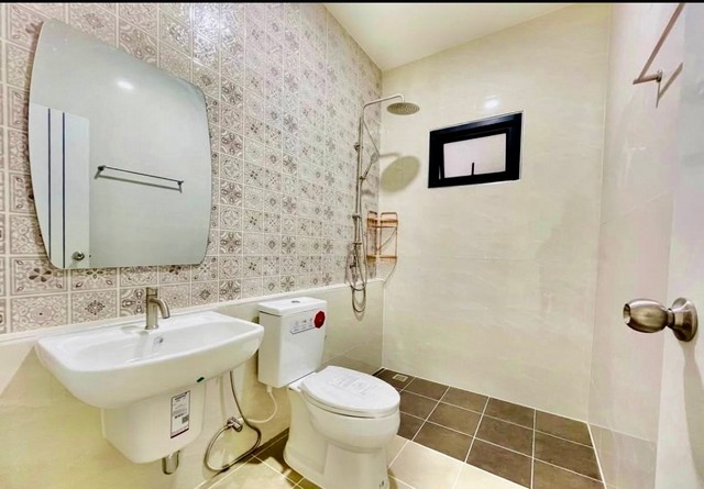 ขายบ้านแฝดชั้นเดียวหนองหงส์ชลบุรี สไตล์มินิมอล ฟรีเฟอร์ฯ ทั้งหลังทำเลดี เดินทางสะดวก ใกล้นิคมอมตะนคร