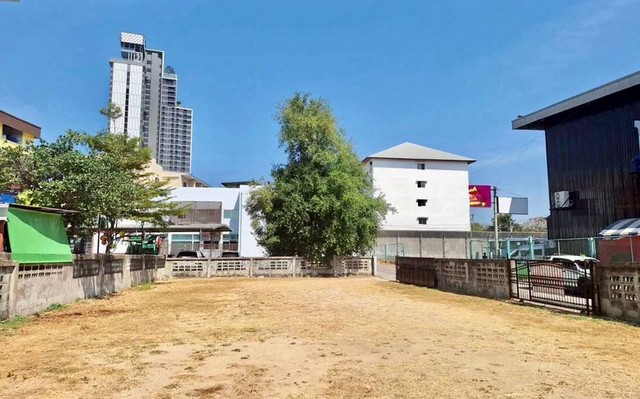 TEL:088-559 5199 คุณเอLine:https://line.me/ti/p/C0eGe0whLXขายที่ดินพัทยาเหนือ ใจกลางเมือง 144 ตร.วา ใกล้ Terminal 21 & Central Festivalเหมาะสำหรับ: ลงทุน, สร้างอาคารพาณิชย์, คอนโด, บ้านหรูราคา: 25,000,000 บาทคิดเป็นตารางวาละ 173,000 บาทรายละเอียดที่ดิน:ขนาด: 144 ตารางวาผังเมือง: สีแดง รูปทรง: สี่เหลี่ยมผืนผ้าติดถนนสาธารณะ 2 ด้านหน้ากว้างติดถนนหลัก: 38 เมตรติดถนนด้านข้าง: 14.5 เมตรทำเลทอง:- ใกล้ถนนพัทยาสายสามและสี่แยกพัทยาเหนือ- เพ