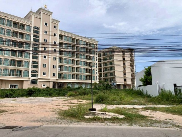 TEL:088-559 5199 คุณเอLine:https://line.me/ti/p/C0eGe0whLXที่ดินพัทยาใต้ ซอย 1 ใจกลางแหล่งท่องเที่ยวกลางคืน – สร้างอาคาร 8 ชั้นได้!เนื้อที่: 397 ตารางวา | ราคา: 28 ล้านบาท (ตารางวาละ 70,000 บาท)ทำเลทอง: หลัง 7-11 เรือสำราญ, 700 ม. จากบิ๊กซีพัทยาใต้, 800 ม. จากถนนสุขุมวิท, 2.4 กม. ถึง Walking Street & ชายหาดพัทยาใต้รายละเอียดเด่น:ผังสีแดง สี่เหลี่ยมสวย เหมาะสร้างอาคารสูง 8 ชั้น หน้ากว้างติดถนน 27 เมตร ถนนสาธารณะ 6 เมตร เข้าออกสะดวก