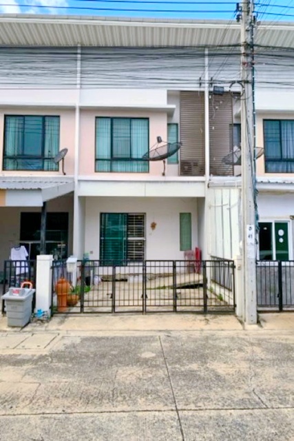  ตลาดสมบัติบุรี 800ม. รพ.บางบัวทอง 1.1 กม.โลตัส บางกรวย-ไทรน้อย 1.7 กม.  ให้เช่าทาวน์เฮ้าส์ 2 ชั้น 20ตร.วา. 162ตร.ม. 3นอน 