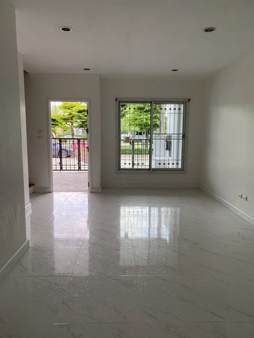 ขายทาวเฮ้าส์ 3 ห้องนอน 2 ห้องน้ำ สวยรีโนเวทใหม่พร้อมอยู่  หมู่บ้านพฤกษาเน๊กซ์ ซอยวัดคลองปลัดเปรียง ถนนบางนา-ตราด กม. 5  ใกล้เมกาบางนา