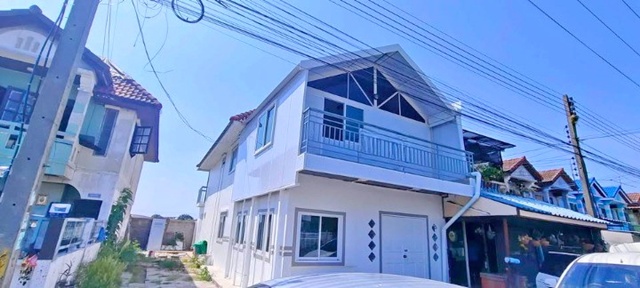 ตลาดพรธิสาร คลอง10 4กม. เทศบาลเมืองสนั่นรักษ์ 2.2กม. บึงน้ำรักษ์ ธัญบุรี  ทาวน์เฮาส์ 2 ชั้นหลังมุม 25 ตร.วา. 200 ตร.ม.4นอน คลอง 11 