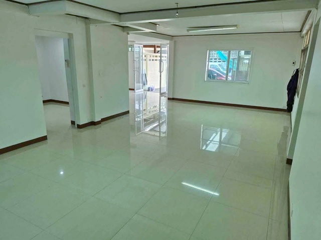 MRT ห้วยขวาง 900ม. ประชาราษฎร์บำเพ็ญ 4นอน 4 แอร์ ให้เช่า บ้านเดี่ยว 2 ชั้น  52 ตร.วา.222 ตร.ม.  เดอะ สตรีท รัชดาภิเษก 2.4 กม.  