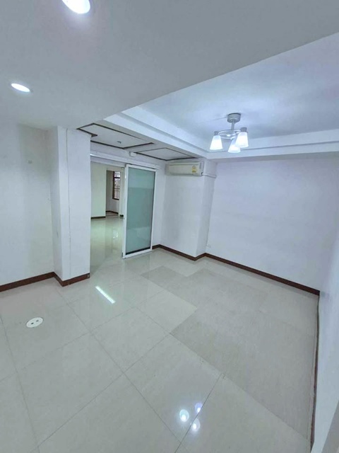 MRT ห้วยขวาง 900ม. ประชาราษฎร์บำเพ็ญ 4นอน 4 แอร์ ให้เช่า บ้านเดี่ยว 2 ชั้น  52 ตร.วา.222 ตร.ม.  เดอะ สตรีท รัชดาภิเษก 2.4 กม.