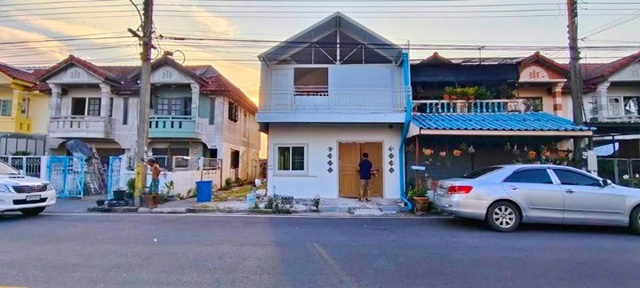 .ตลาดพรธิสาร คลอง10 4กม.บึงน้ำรักษ์ ธัญบุรี 4นอน คลอง 11   ทาวน์เฮาส์ 2 ชั้นหลังมุม 26ตร.วา. 206 ตร.ม เทศบาลเมืองสนั่นรักษ์ 2.2กม. 