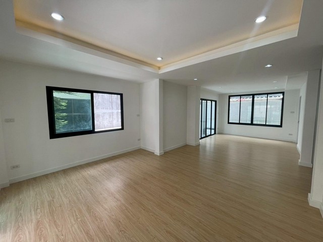 ขายถูกบ้านเดี่ยว 2 ชั้น หมู่บ้าน พานทอง รังสิต คลองห้า Phanthong Rangsit Khlong Five  ขนาด 55 ตรว. 3 นอน 4 น้ำ บ้านสวย บ้านเปล่า